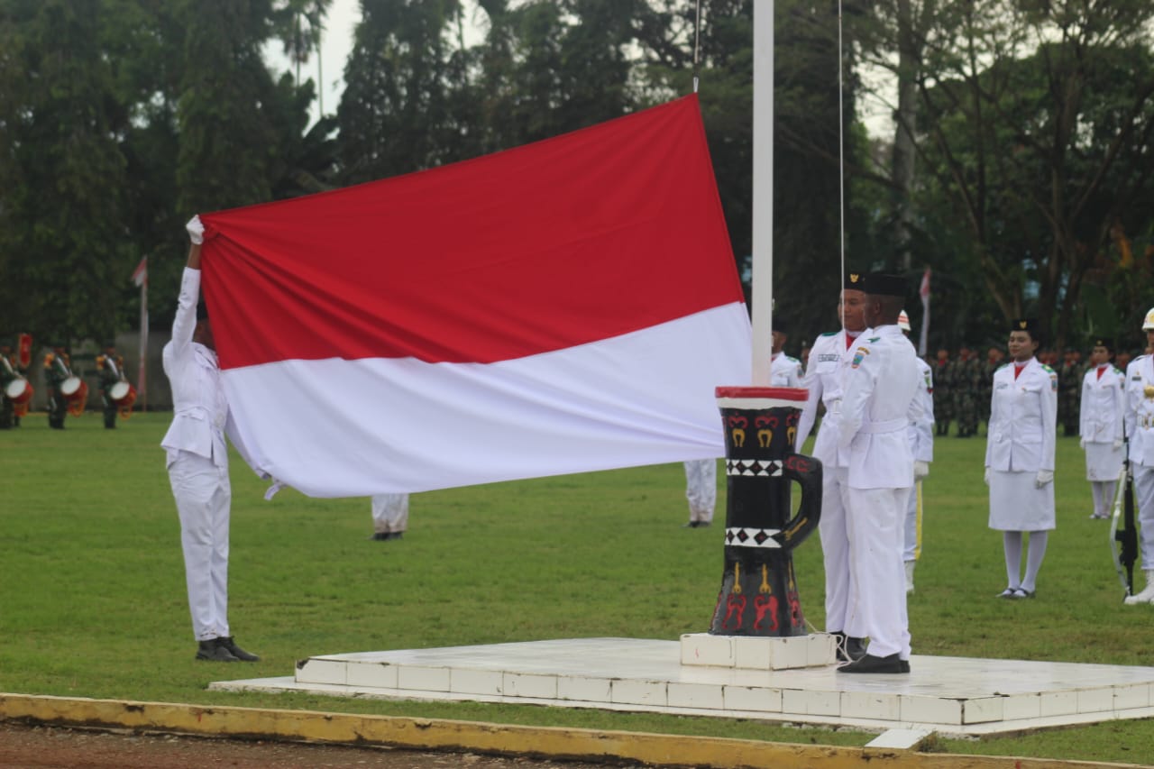 Bendera Merah Putih Jahitan PJ Gubernur Berhasil Dikibarkan Paskibraka