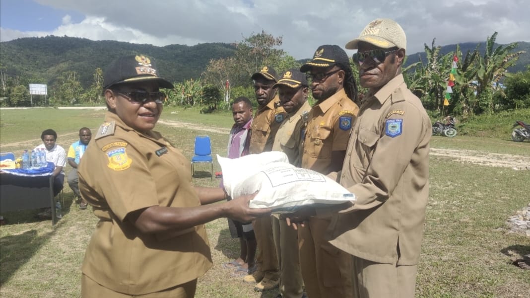 Distrik Kobakma Salurkan 59 Ton Lebih Beras Bantuan Kepada 15 Kampung