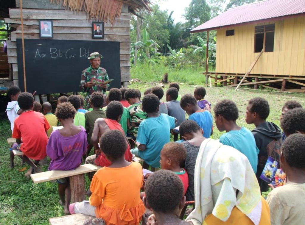 Dukung Pendidikan, Satgas TMMD Kodim Merauke Mengajar Anak-Anak Di Kogir