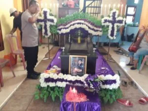Kabit Humas Polda Papua,Berikan Penghormatan Terakhir Kepada Alm Albert Matatula