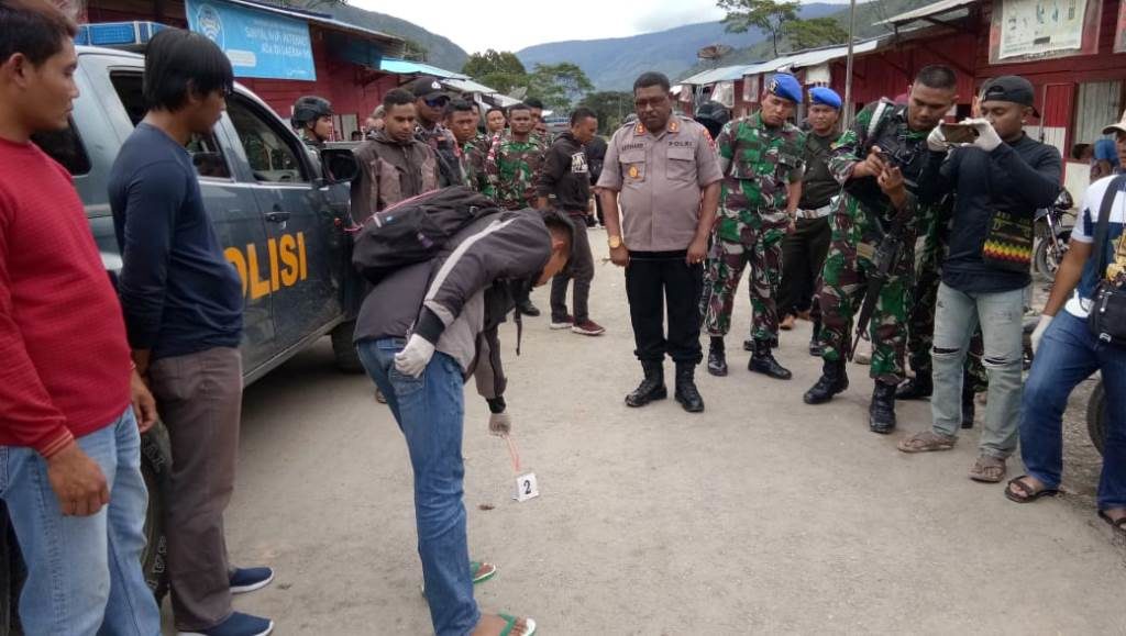 Polres Tolikara olah TKP Kasus Penganiayaan Anggota TNI