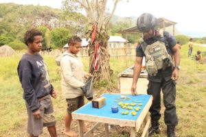 Patroli Dialogis, Brimob Menyatu Dengan Masyarakat Jayawijaya