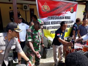 Jelang Natal-Tahun Baru, Polres Supiori Musnahkan Ratusan Botol Miras