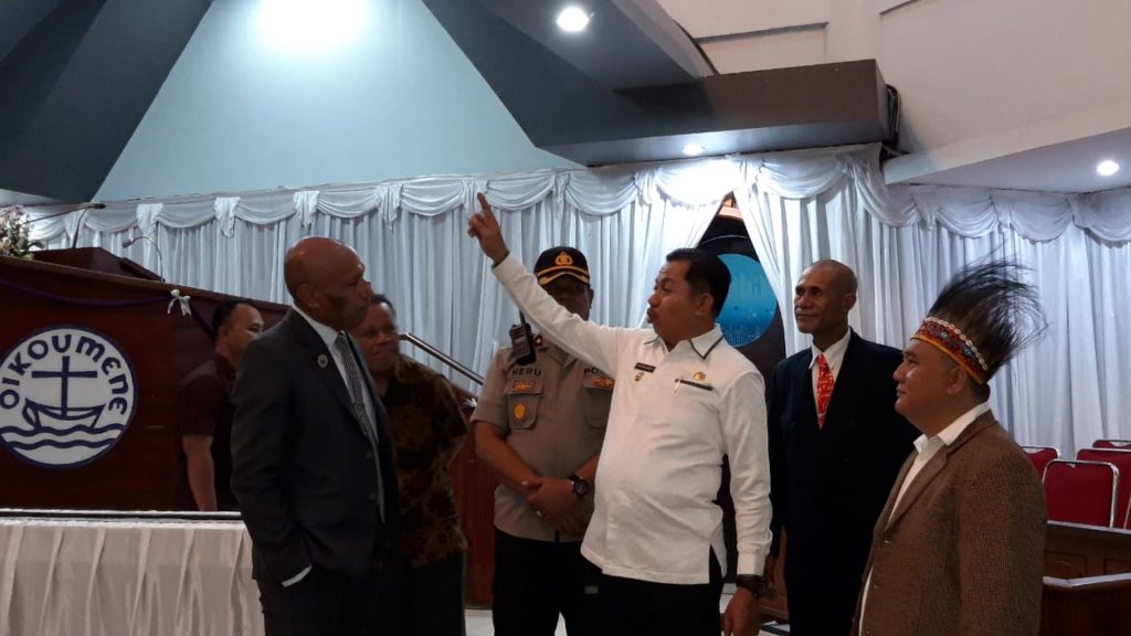 Wakil Wali Kota Jayapura Pantau  Ibadah Malam Natal Di Beberapa Gereja.