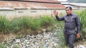 Wakil Wali Kota Jayapura Geram Warga Buang Sampah Di Kali