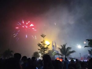 Antusias Warga Kota Daeng Menyambut Pergantian Tahun Walau Diguyur Hujan