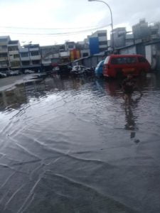Diguyur Hujan Parkiran Mall Sentral Terendam Banjir