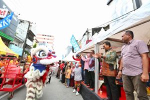 Meriahkan Imlek,Pj Wali Kota Makassar Lepas Peserta Karnaval Cap Go Meh