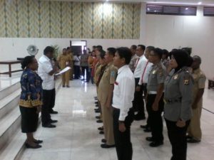 Bupati Herry Naap Lantik Tim Saber Pungli Biak Numfor