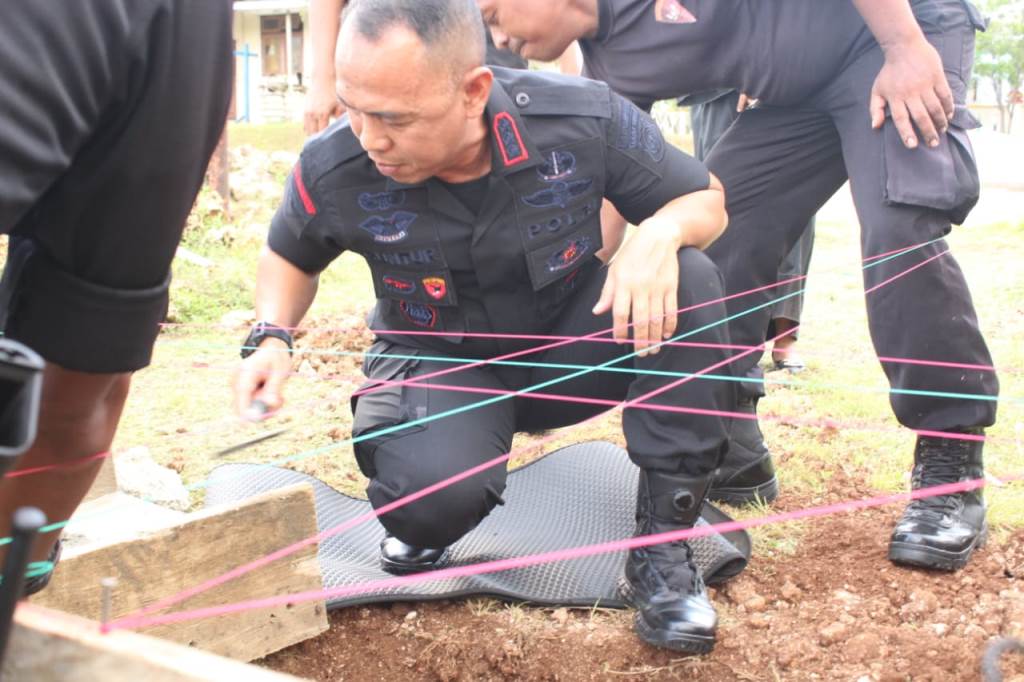 Dansat Brmob Polda Maluku Letakan Batu Pertama Pembangunan Balai Kerohanian