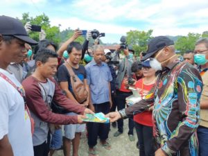 Cegah Covid – 19 ,Wali Kota Jayapura Bagikan Masker ,Sembari Ajak Semua Umat Untuk Berdoa