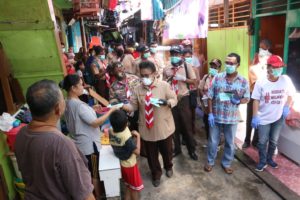 Kwarda Pramuka Papua -Dinkes Kota, Semprot Disinfektan dan Bagi Masker Di Kelurahan Gurabesi