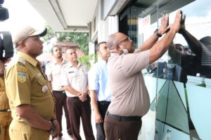 Data Wajib Pajak Bapenda Tempel Stiker  di  Kelurahan Wahno