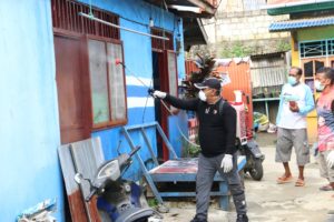 Cegah Covid – 19 ,Kader PDIP Jhoni Betaubun Gencar Semprot Disinfektan di Rumah Warga.