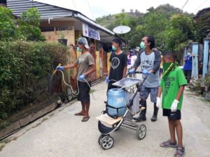 Cegah Covid-19 di Organda, Warga Cendana Semprot Cairan Disinfektan Dengan Tanaga Surya