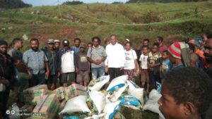 Sinut Busup Serahkan Bantuan Kepada Korban Tanah Longsor Distrik Nipsan