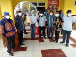 DPR Papua Berikan Bantuan APD di RS Youware