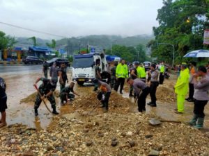 Sinergitas Polri -TNI Bersihkan Material Tanah Longsor Yang Menutupi Traffic Light Dok II