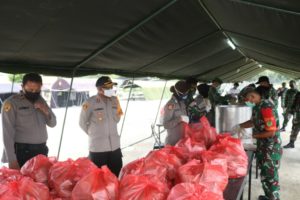 TNI – Polri Gelar Dapur Umum di PTC Entrop Kota Jayapura