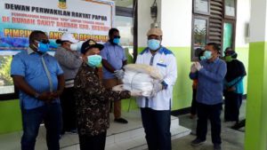 DPRP Serahkan APD Kepada RSUD Kwaingga Kabupaten Keerom