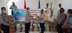 Dampak Covid -19,Kapolresta Bagikan Sembako Kepada GMKI Jayapura.