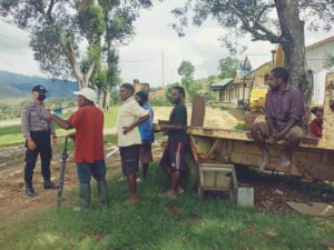 Sambangi Salah Satu Warga Binaan Bhabinkamtibmas Polres Lanny Jaya Berikan Himbauan.