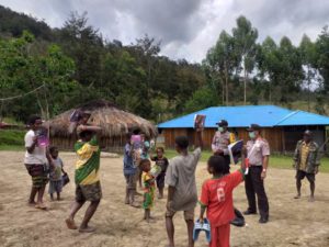 Sambangi Anak – Anak Kampung Golomi Sat Binmas Polres Lanny Jaya Imbau Cegah Covid-19.
