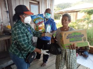 Sambangi Warga Telaga Ria,Sekwan DPR Papua Bagi Sembako dan Masker.