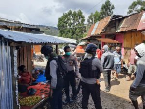 Sat Samapta Polres Lanny Jaya Patroli Dialogis Himbau Warga Gunakan Masker di Pasar.