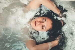 Dari Manfaat Tidur hingga Jantung, Ini Fakta Ilmiah Mandi Air Hangat