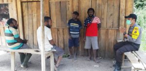 Bhabinkamtibmas Kampung Longgalo Cegah Warganya Tidak Terjangkit Covid-19