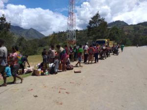 Polisi Dampingi Pendistribusian Bantuan Sembako ke Kampung Ninabua