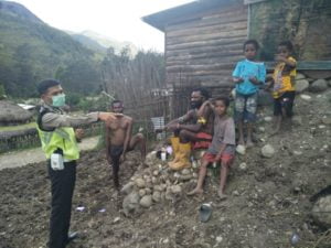 Cegah Covid-19 ,Bhabinkamtibmas Kampung Gurika Himbau Warganya  Gunakan Masker