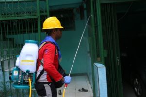 TP PKK Kota Jayapura Semprot Cairan Disinfektan di Gaja Putih dan Hamadi Tanjung.