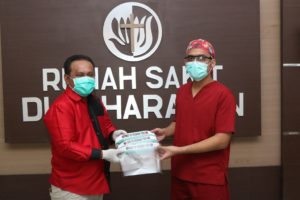 Komaruddin Watubun ,Jhony Betaubun Bantu 2000 Face Shield di Dua Rumah Sakit dan 13 Puskesmas.