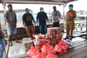 Kepala Distrik Jayapura Selatan, Serahkan Paket Sembako Kepada 8 ODP di Kelurahan Hamadi