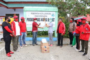 PDIP Sumbang 100 Face Shield Kepada Puskesmas dan Kelompok Pencegahan Covid-19 Koya Barat