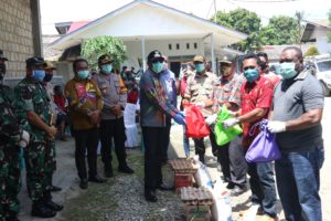 Pemkot Jayapura Serahkan Bantuan 6.750 Paket Sembako Kepada Warga Terdampak Covid-19