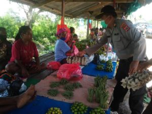 Peduli Bencana Covid-19, Polisi Bagikan Sembako dan Pakaian di Distrik Muara Tami