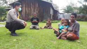 Sambangi Kampung Oyi, Bhabinkamtibmas Sosialisasi Social Distancing