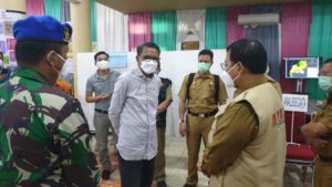 Sambangi Posko Covid-19 Makassar ,Gubernur Sulsel Pastikan OPD,OTG Karantina di Hotel