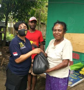 Di Tengah Wabah Covid-19, Anggota Polda Papua Briptu Trixy Sthepany Bagi Sembako Kepada Warga
