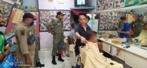 Tidak Hiraukan Instruksi Wali Kota, Satpol PP Segel Tempat Pangkas Rambut di Kamkey.