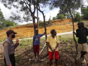 Bhabinkamtibmas Kampung Palunggame Imbau Warga Binaannya Cegah Covid-19
