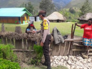 Sambangi Kampung Binaan, Bhabinkamtibmas Terus Ingatakan Warganya Antisipasi covid-19