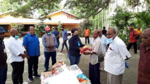 Selain Bama, DPR Papua Juga Bantu Pembangunan Para Para Adat Kampung Puay.