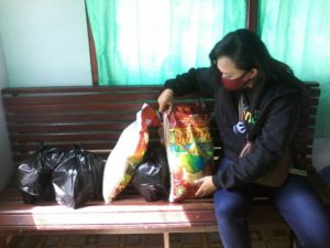 Kadis DP3AKB Biak Terbeban Dengan Warga, THR Nya Buat Sembako