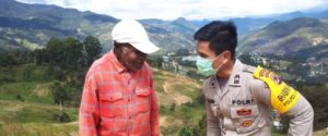 Covid-19 ,Bhabinkamtibmas Terus Himbau Warganya Selalu Gunakan Masker.