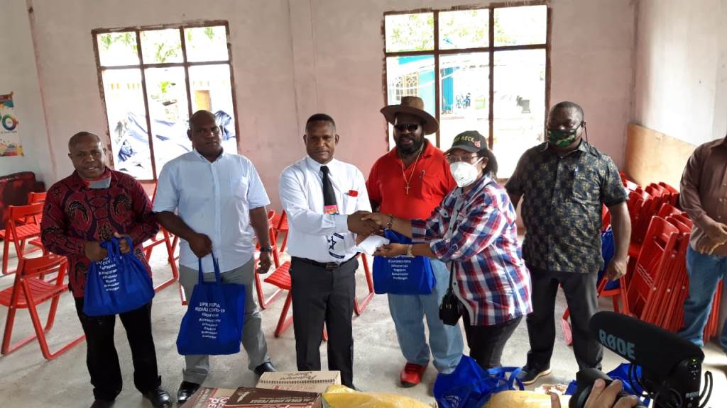 Panja Komisi IV DPRP,Berika Bantuan Kepada Gereja GPId Arso VIII