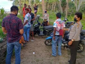 Polisi Bubarkan Pelajar Yang Asik Rayakan Kelulusan di Pantai Skouw